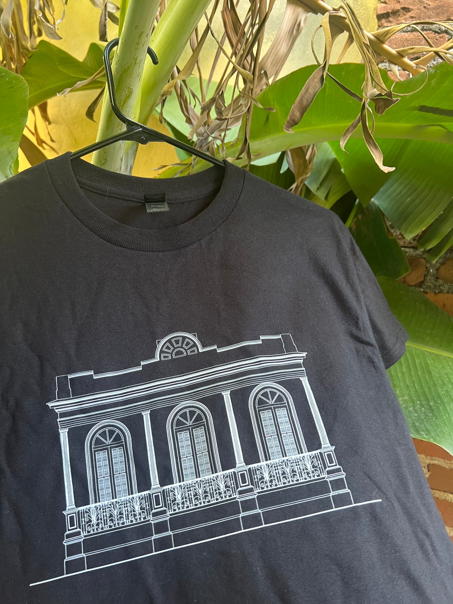 Camisa negra con el diseño de la casa