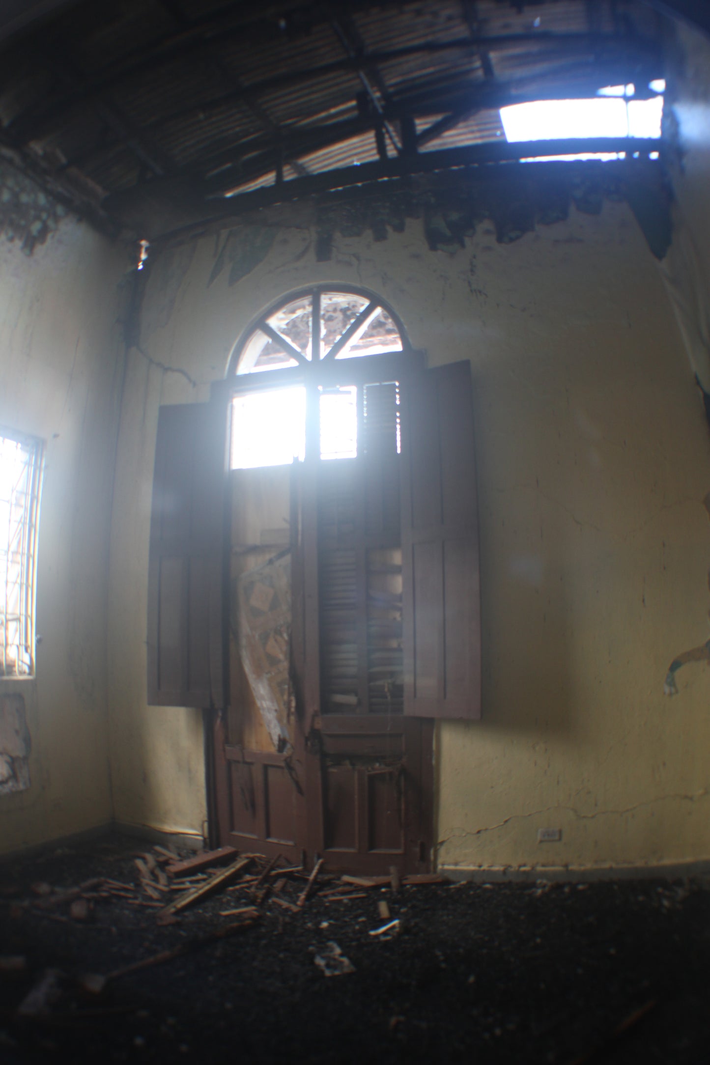 El techo se consumió y las puertas y ornamentos originales se dañaron.