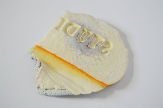Touch (Studio Door) – Kate Holcomb Hale (2025) | Pastel y lápiz sobre paper clay