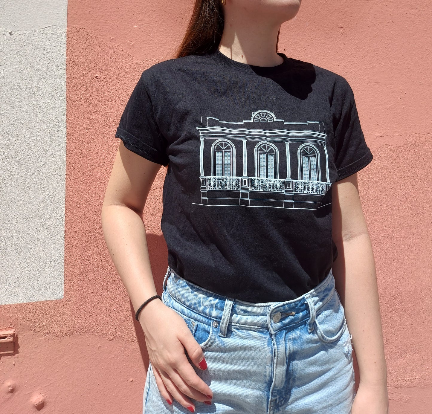 Camisa negra con el diseño de la casa