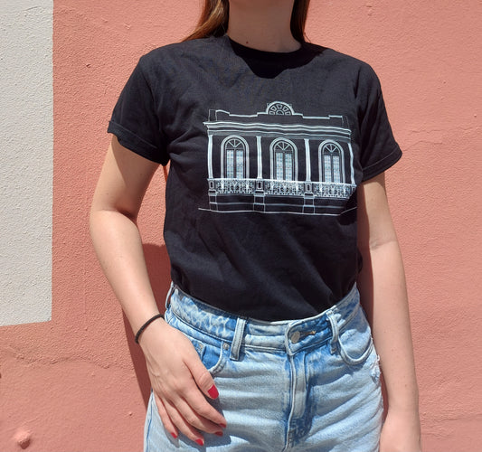 Camisa negra con el diseño de la casa