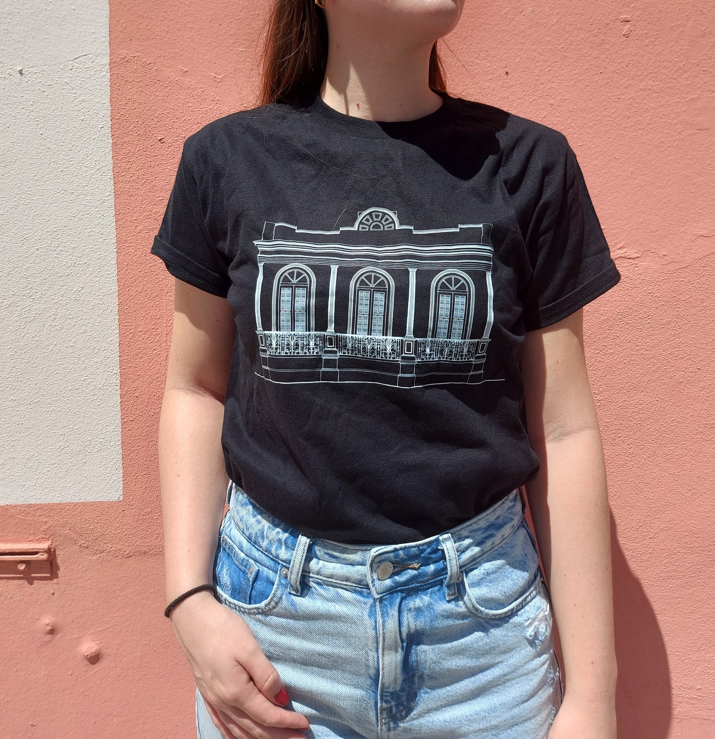 Camisa negra con el diseño de la casa