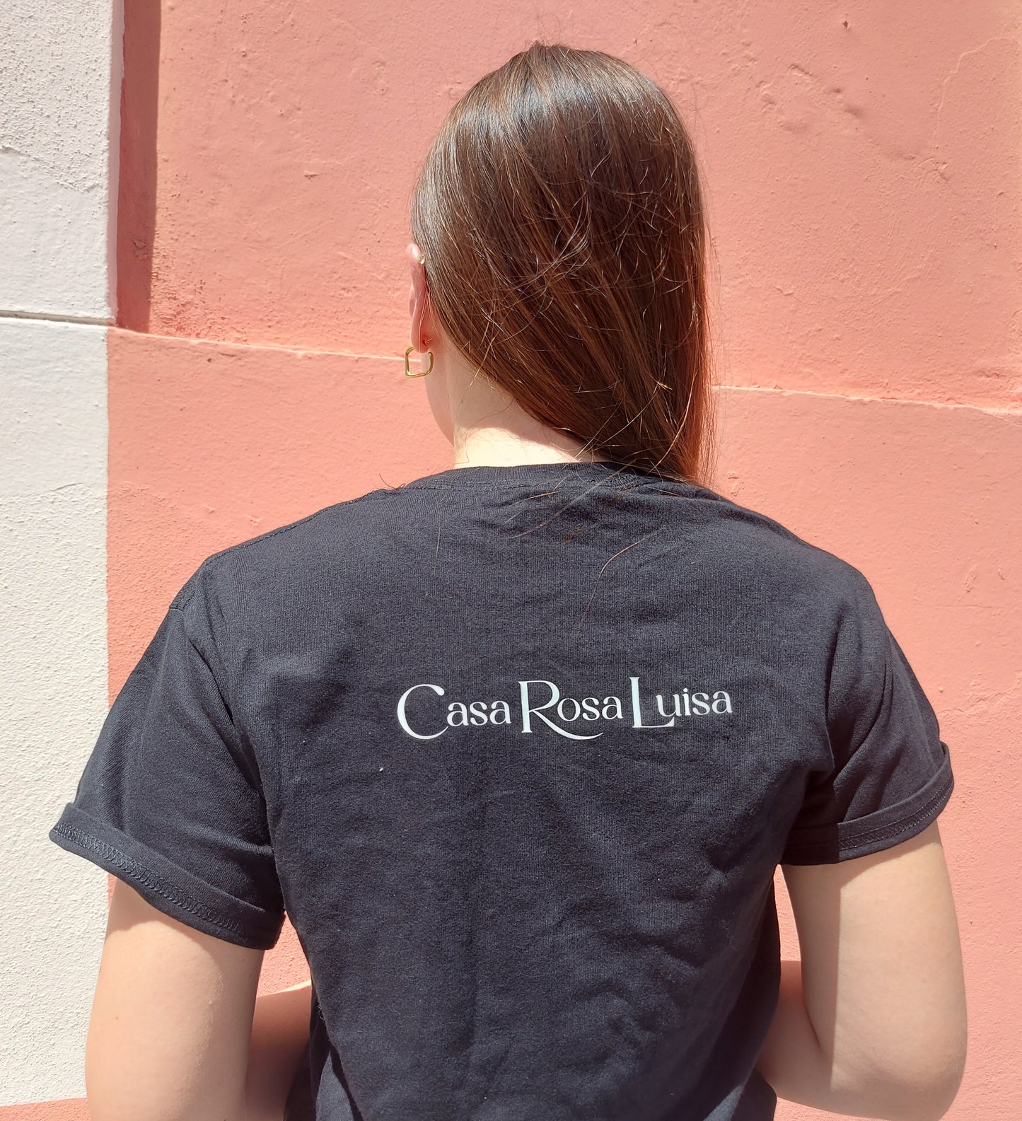 Camisa negra con el diseño de la casa