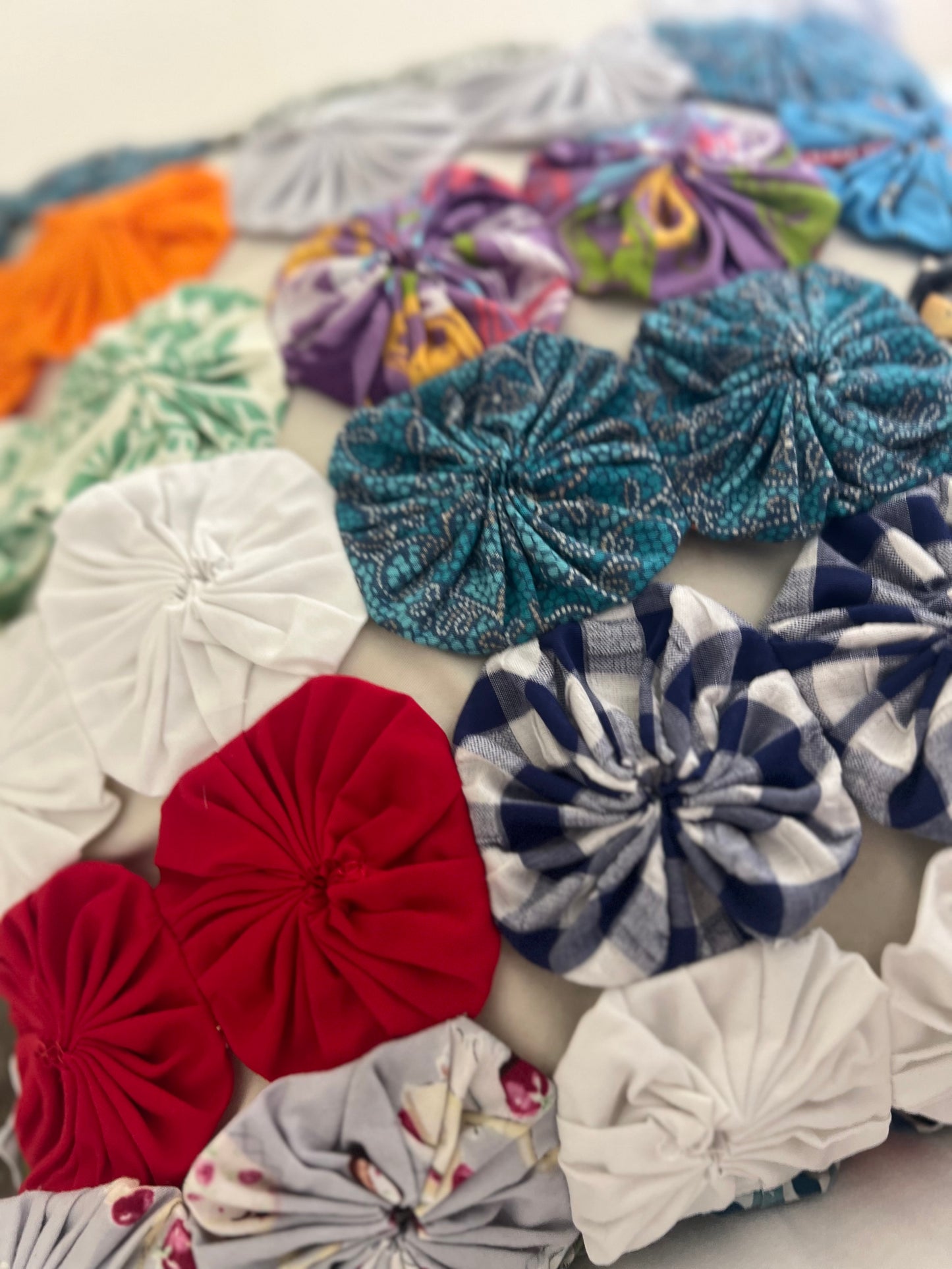 Forro de cojin de colores con patrones de rositas de dos en dos