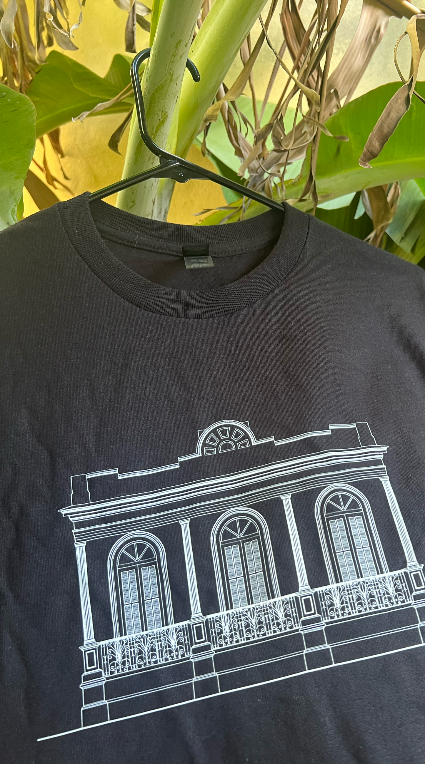 Camisa negra con el diseño de la casa