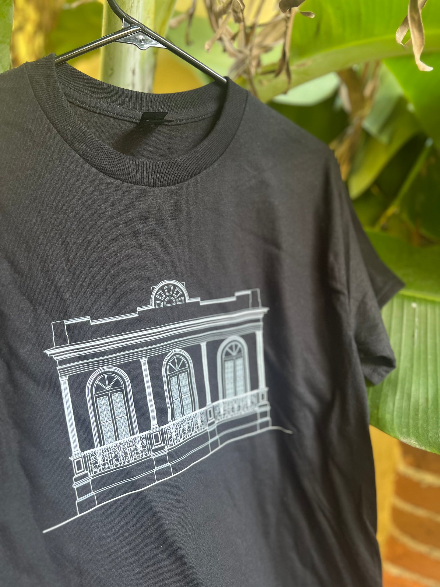 Camisa negra con el diseño de la casa
