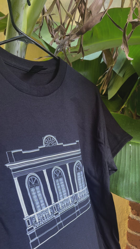 Camisa negra con el diseño de la casa